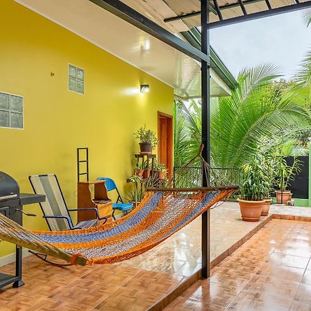 Yellow House Quepos Exterior photo