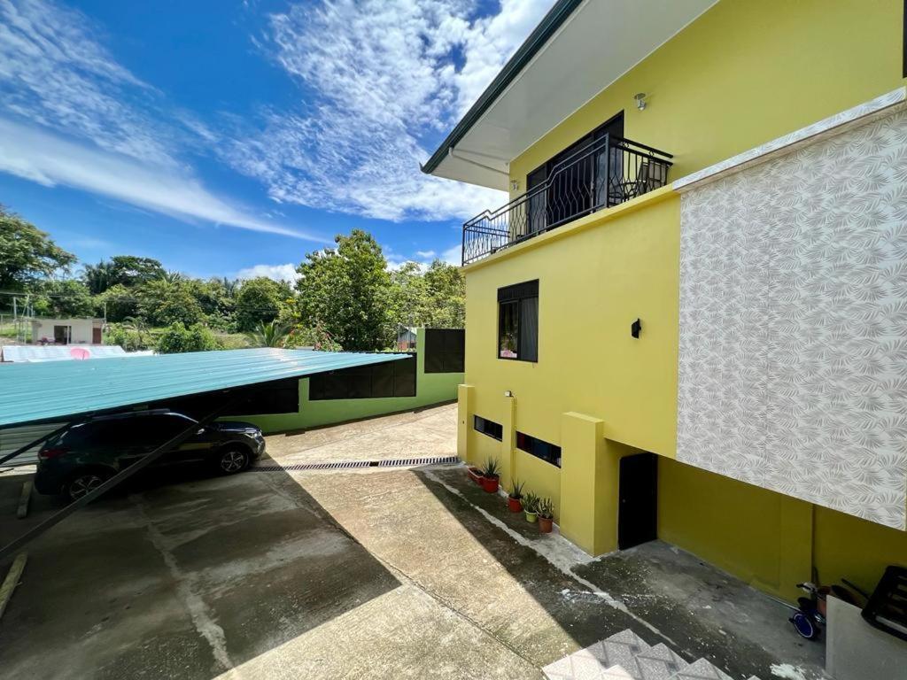 Yellow House Quepos Exterior photo