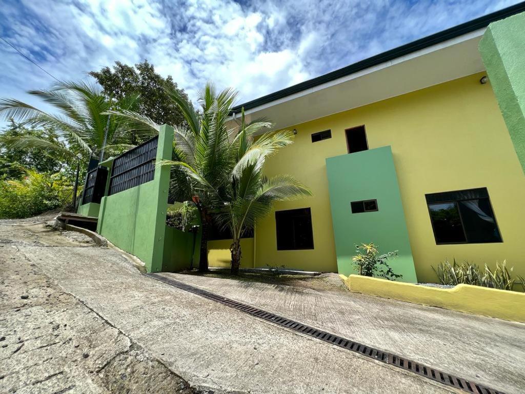 Yellow House Quepos Exterior photo