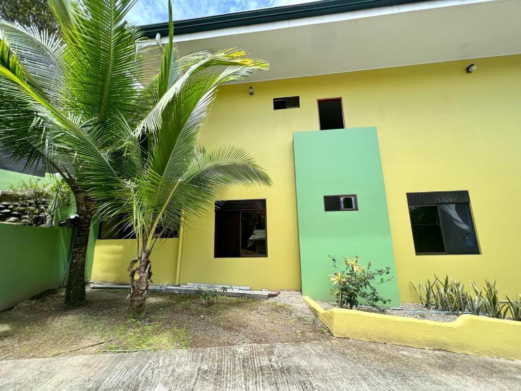 Yellow House Quepos Exterior photo