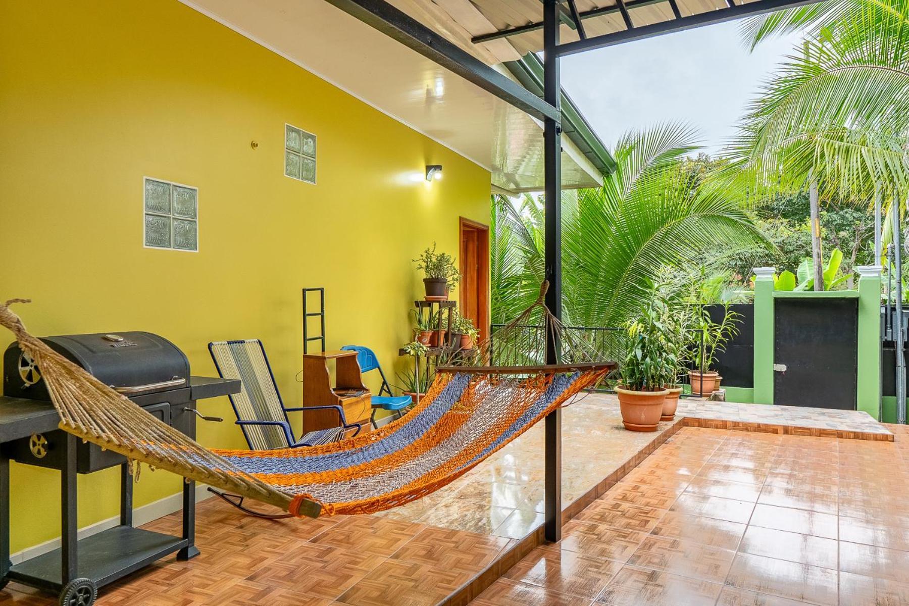 Yellow House Quepos Exterior photo