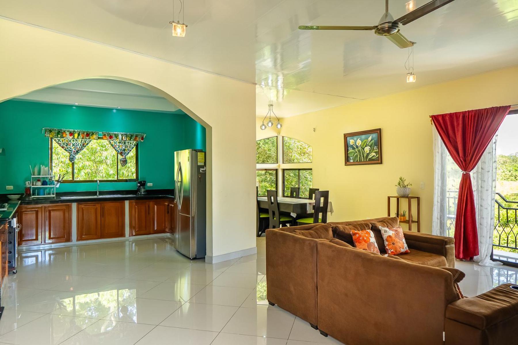 Yellow House Quepos Exterior photo