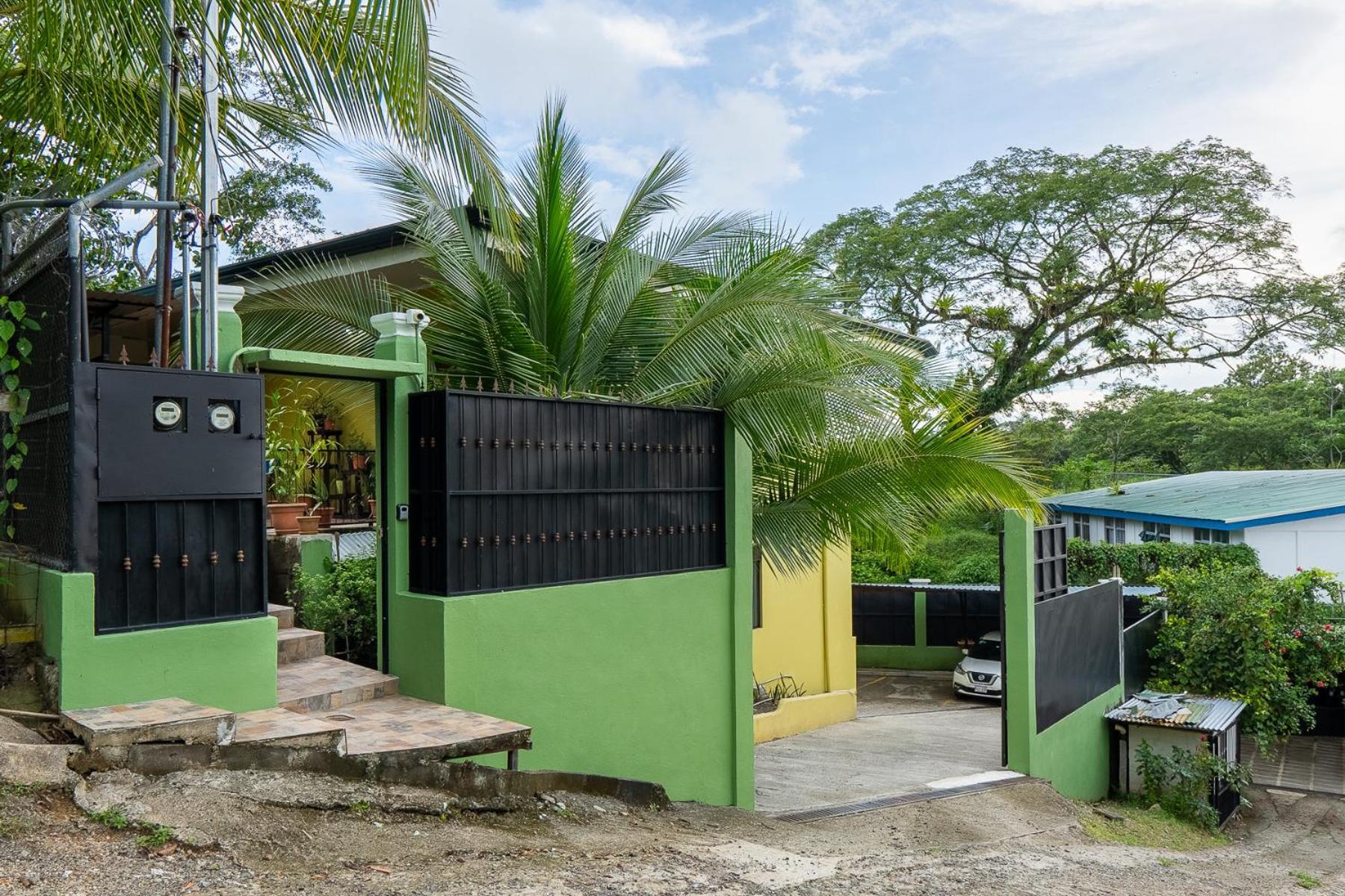 Yellow House Quepos Exterior photo