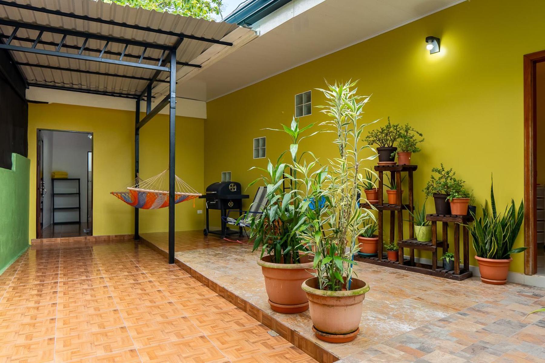 Yellow House Quepos Exterior photo