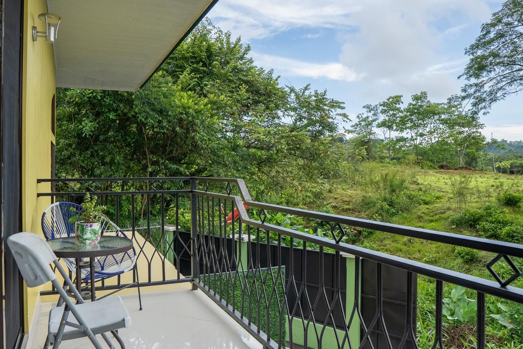 Yellow House Quepos Exterior photo